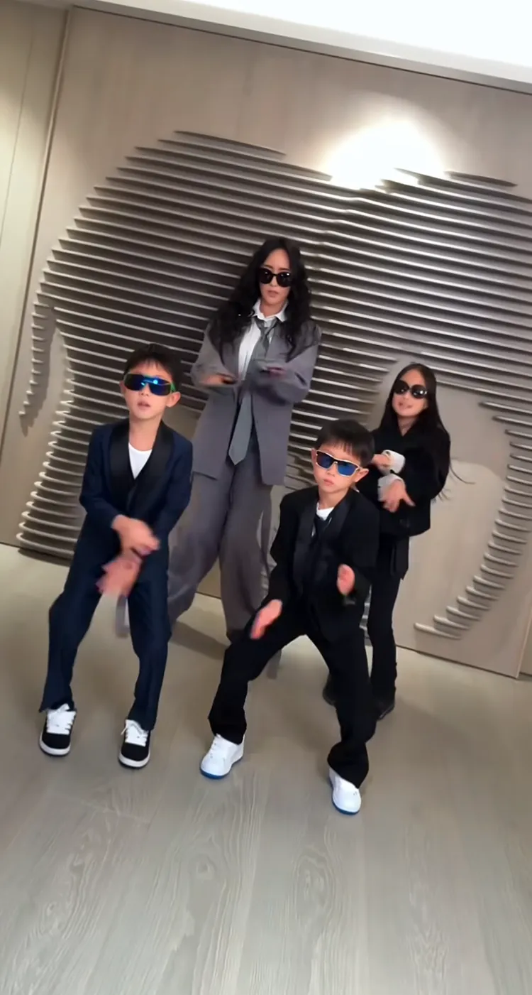 關穎與大女兒CC、2個兒子唱跳起《APT.》。翻攝關穎IG