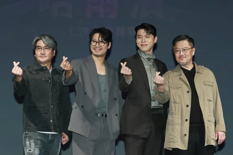 《哈爾濱》製作人金元國（左起）、朴勳、玄彬、導演禹民鎬來台打片，對鏡頭比出手指愛心。彭欣偉攝