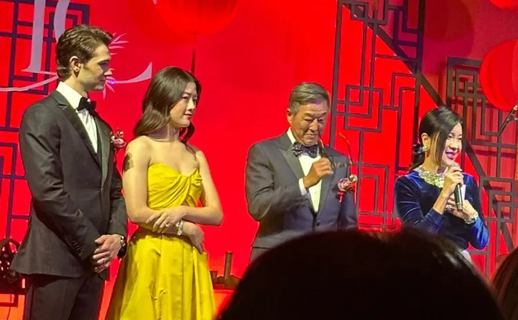 王偉忠（右二）與老婆在晶華酒店為大女兒王羚（左二）辦歸寧宴。