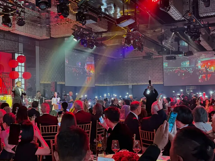 李濤在台上說話炒熱氣氛。翻攝陳建州IG