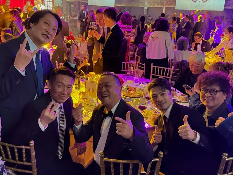 九孔（前排左起）、郭子乾、邰智源、阿Ken、納豆與巫啟賢（後排右）同桌。翻攝陳建州IG