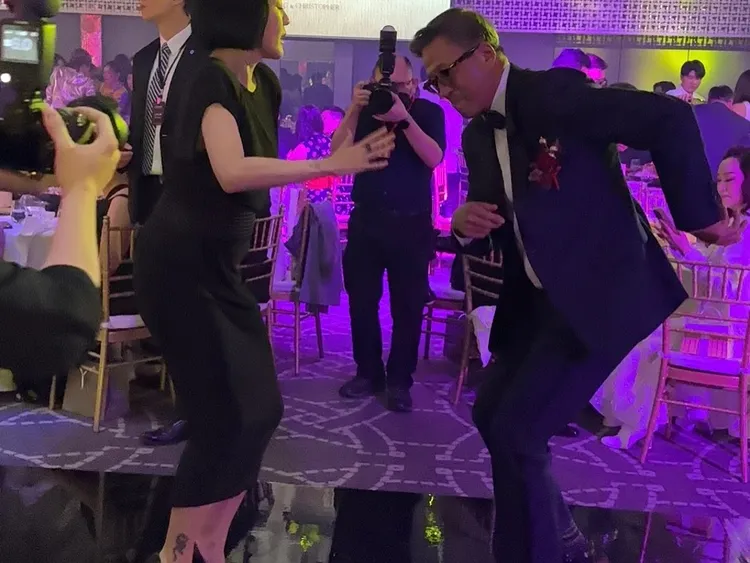 小S和王偉忠尬舞。翻攝陳建州IG