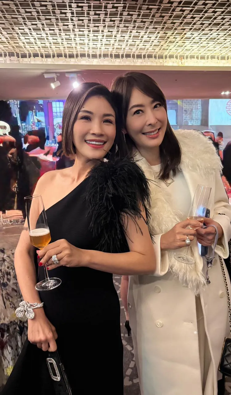 賈永婕（右）一身白喝喜酒。翻攝蔣雅淇臉書