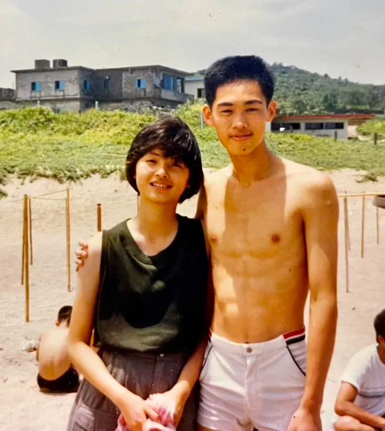 何如芸高中考上大學的那年與同位友人在海灘合影。翻攝何如芸臉書