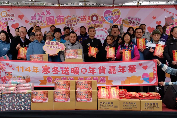 攤商賣年貨不忘寒冬送暖。桃園市伴手禮協會提供