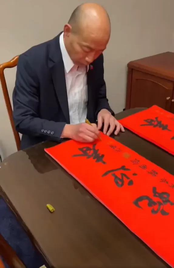 立法院長韓國瑜親簽蛇年春聯。摘自 韓國瑜臉書