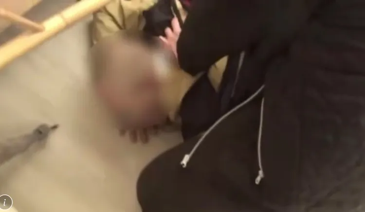 中和分局前往北市大安區一處公寓破獲毒窟，壓制嫌犯。翻攝畫面