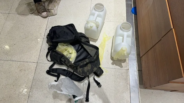 王嫌背著裝有2個共裝有18公升柴油的塑膠桶，到勤美誠品3樓潑灑汽油意圖縱火。資料照片