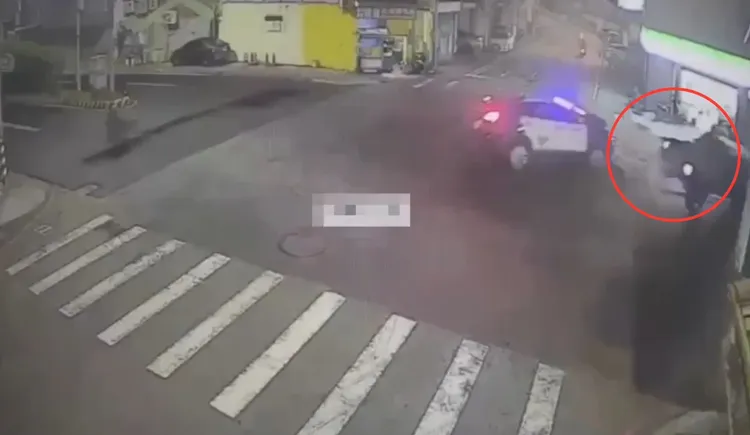 被撞沈男小客車遭警車撞到車尾，整輛車失控旋轉180度。翻攝畫面