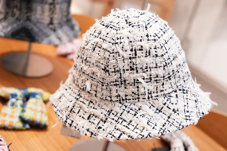 ABBY圓頂帽米色，6200元。左圖翻攝官網、右圖彭欣偉攝