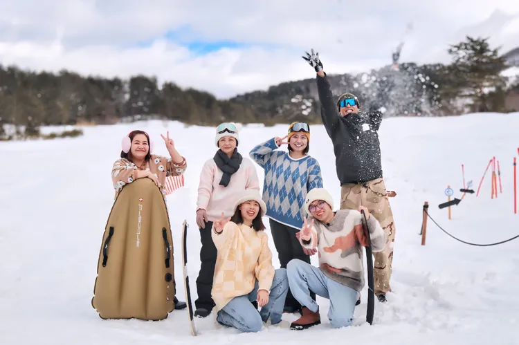 「雪上橡皮艇」讓老少女在田澤湖尖叫聲四起。桂田文化藝術基金會、桂田文創提供