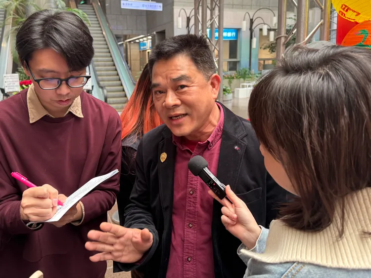 迪化商圈發展促進會理事長鄭玟和（中）提及2025年貨大街的目標。記者張綵茜攝