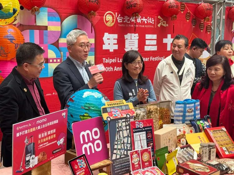 北市府攜手momo購物網打造線上台北年貨大街專區天天開團直播。記者張綵茜攝