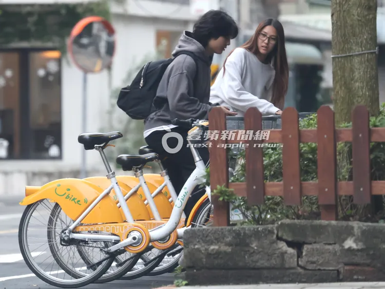小倆口走累了，到一旁YouBike停靠站準備租腳踏車。特勤中心攝