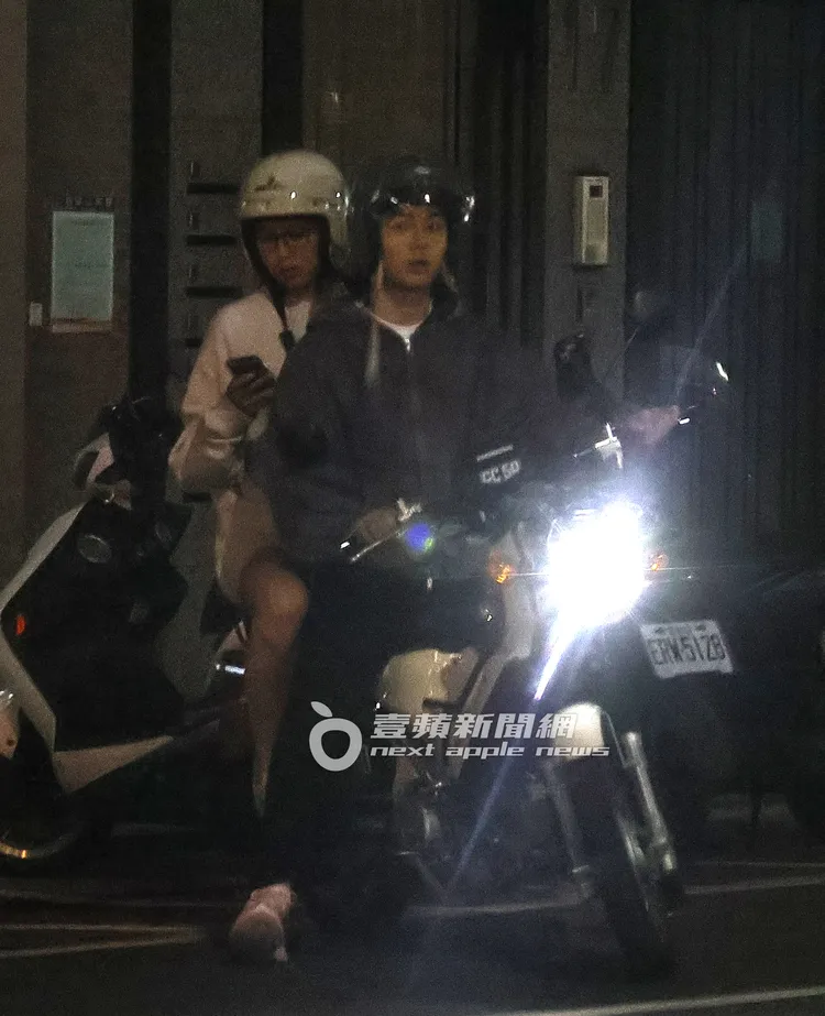 Dora坐上摩托車後，似乎忘記扣上安全帽就雙載離去，繼續約會行程。特勤中心攝