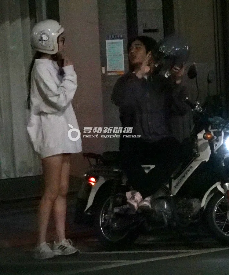 10分鐘後，Dora（左）上樓放書包，換雙鞋再度步出家門，戴上安全帽騎車出門。特勤中心攝