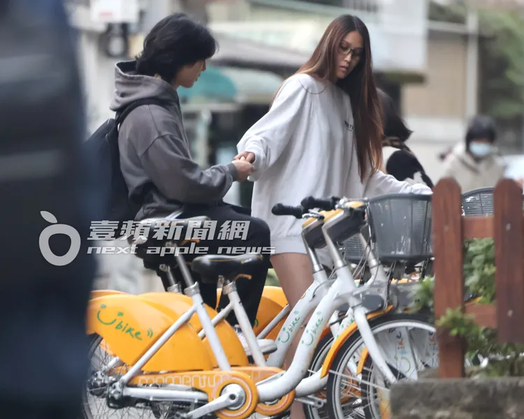 Dora租完腳踏車後，把悠遊卡交到男生手上。特勤中心攝