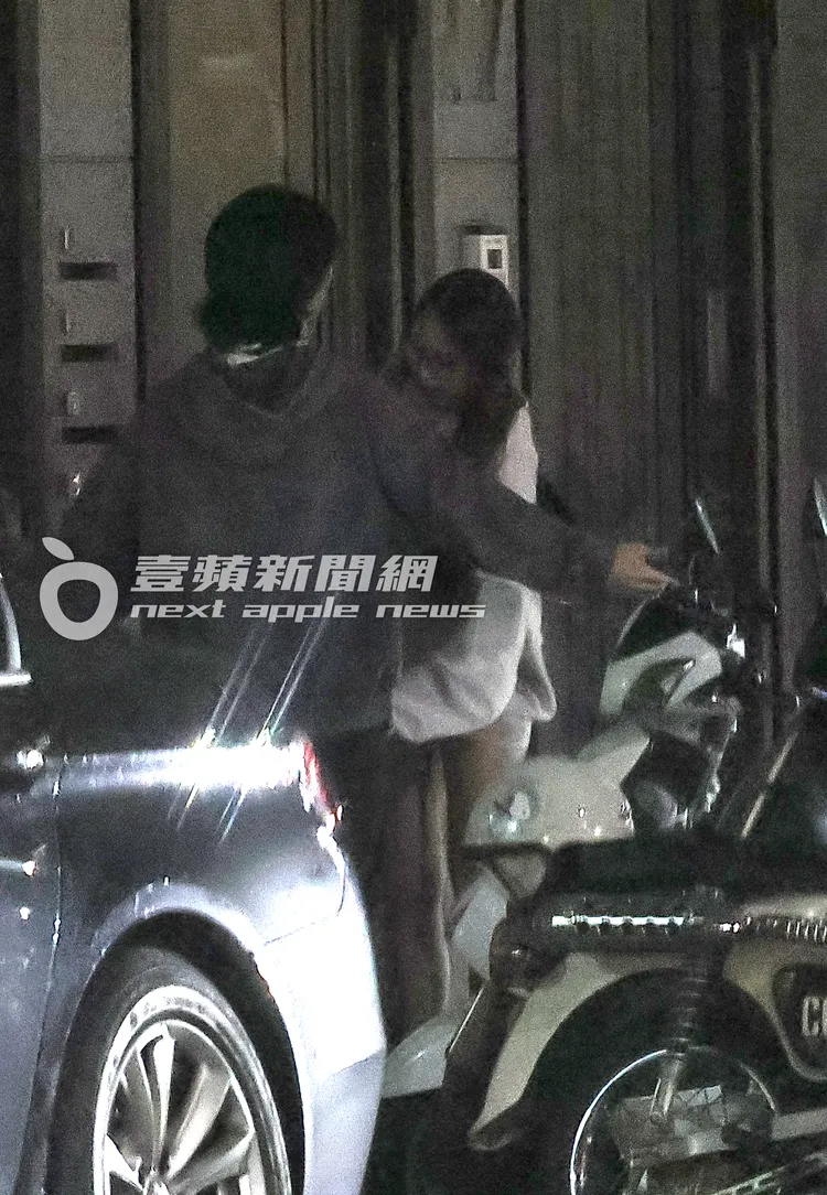 Dora回到家後，將安全帽交給男生保管，並打開後背包將水瓶拿給男方。特勤中心攝