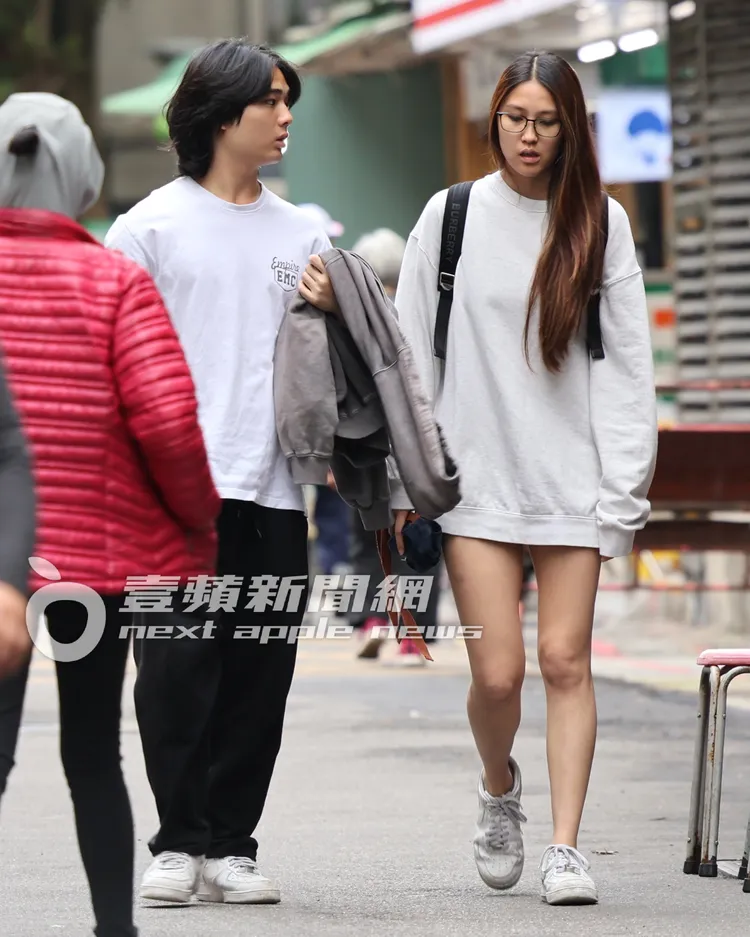 Dora（右）走去找男友人會合，兩人穿著同款小白鞋和淺色上衣，頗有情侶裝的概念。特勤中心攝