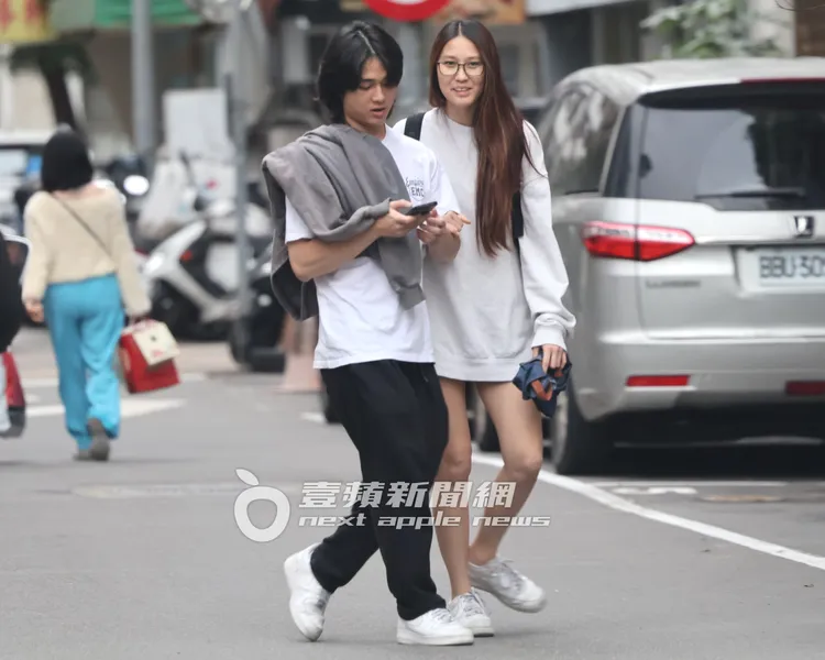 Dora勾著男方手臂拉到馬路旁，露出青澀的笑容。特勤中心攝