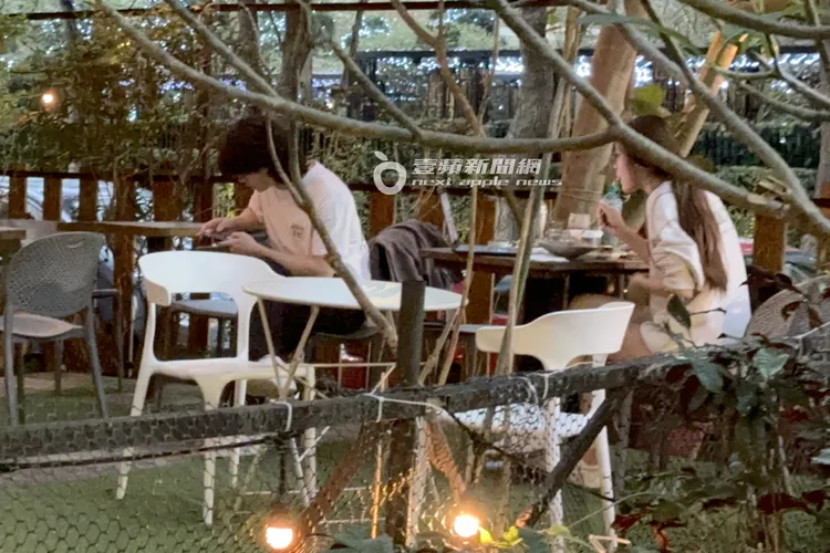 小倆口騎YouBike單車到咖啡廳用餐，Dora打開筆記電腦，一邊享用美食。特勤中心攝