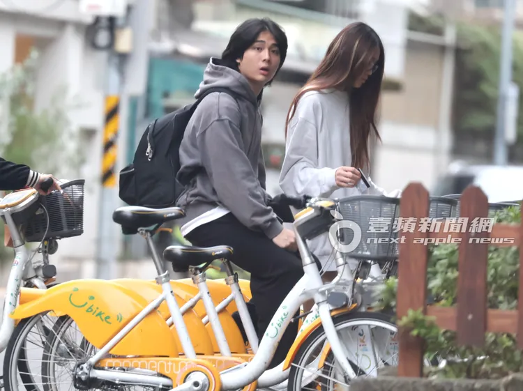 Dora拿出悠遊卡準備租腳踏車，男方在一旁等待。特勤中心攝