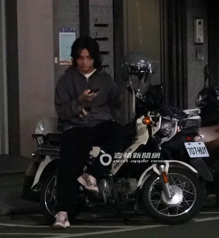 男生在Dora家樓下耐心等待。特勤中心攝