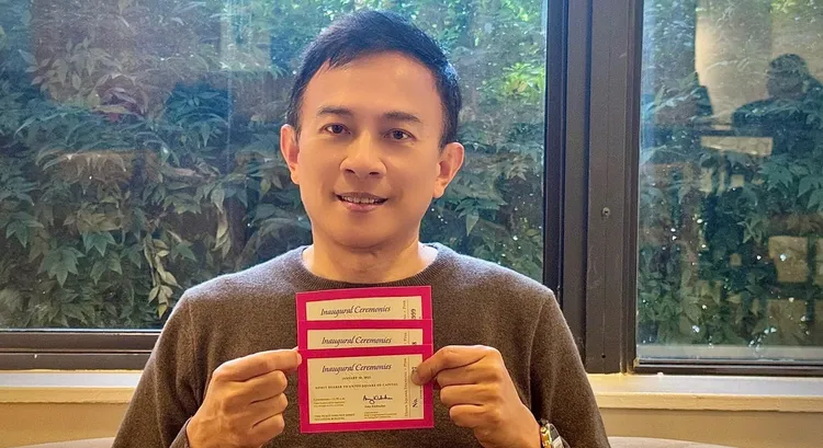 彭文正秀出川普就職晚宴貴賓券，被事實查核中心指出是挪用照片。翻攝彭文正臉書