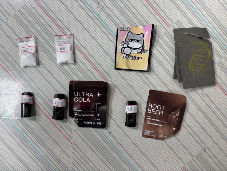 員警於車內發現2包愷他命、4包咖啡包及3枚含有依托迷酯成分的煙彈。翻攝畫面