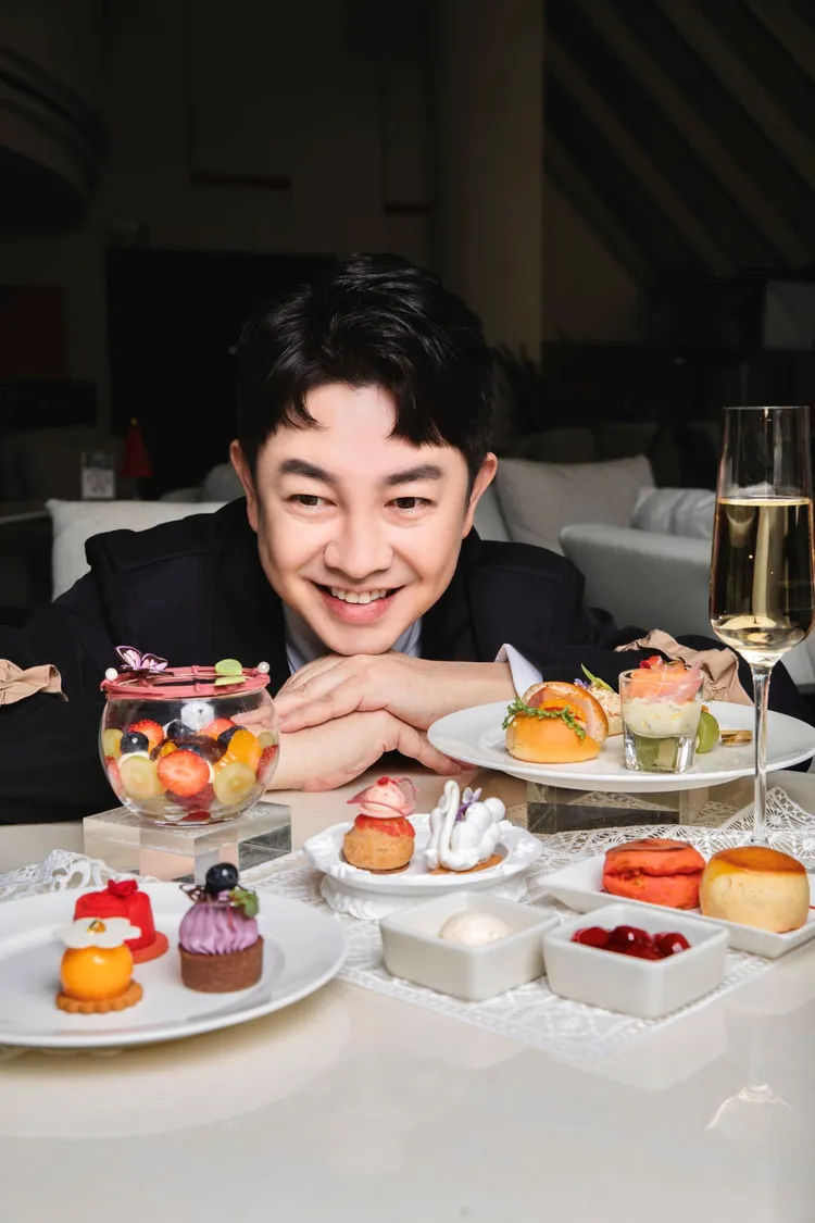 台北遠東香格里拉國際廚藝團隊以李明川全新單曲《不可思議愛上你》為設計靈感，打造12道甜鹹美點。台北遠東香格里拉提供