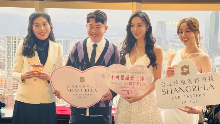 台北遠東香格里拉行銷公關總監吳佳穎(左起)、歌手李明川以及專程獻花捧場的女星康茵茵與夏語心，一同參與馬可波羅酒廊「不可思議愛上你」聯名下午茶活動。台北遠東香格里拉提供