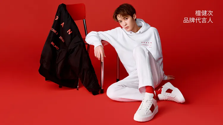 檀健次換上以牡丹紅點綴的衛衣、外套以及限定款H-Stripes鞋履。品牌提供