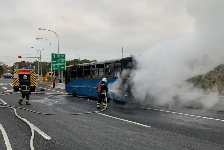 警消灌救。國道警方提供