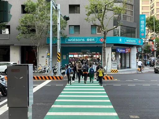 10多個路權團體怒批!消基會評「行人庇護島」忽視切西瓜等問題