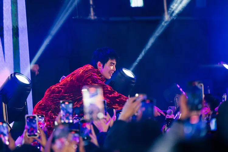 老蕭近距離與台下粉絲互動。圖／華納音樂提供