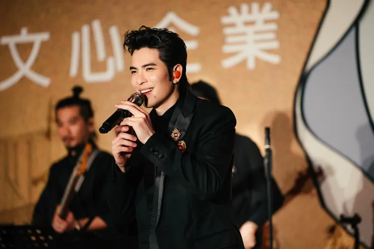 老蕭受邀集團年會演出，首首經典吸引大合唱。圖／華納音樂提供