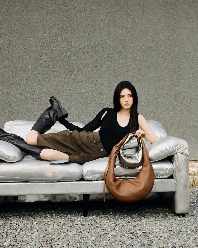 韓素希演繹CHARLES & KEITH單品。品牌提供