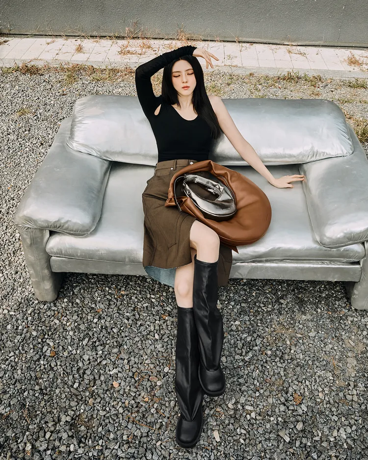 韓素希以前衛風格的造型配上Jett直筒靴。品牌提供