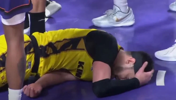 沃許本當場後頸著地，在場上久久無法起身。翻攝自TPBL YT