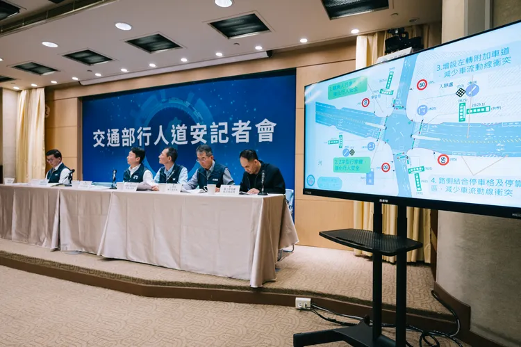 運輸研究所提出道路交通標誌標線號誌設置參考指引。交通部提供