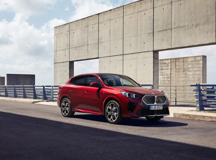 BMW總代理汎德連續三年奪下台灣市場豪華電動車銷售冠軍，2024年BMW i 純電車款銷售達6,367輛，創歷史新高，較2023年成長幅度高達87%。業者提供