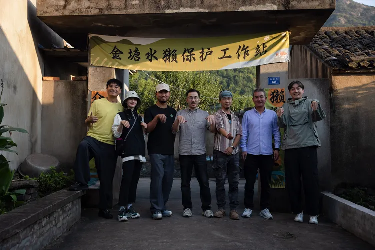 劉詩詩（左二）答應胡歌（右）邀約，參加環保公益節目當水獺監測員。翻攝東方衛視一路前行微博