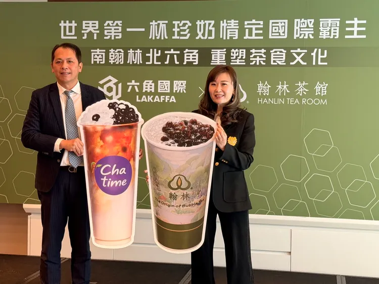 六角國際董事長王耀輝(左)與老婆翰林茶館董事長王麗玉。陳揚盛攝