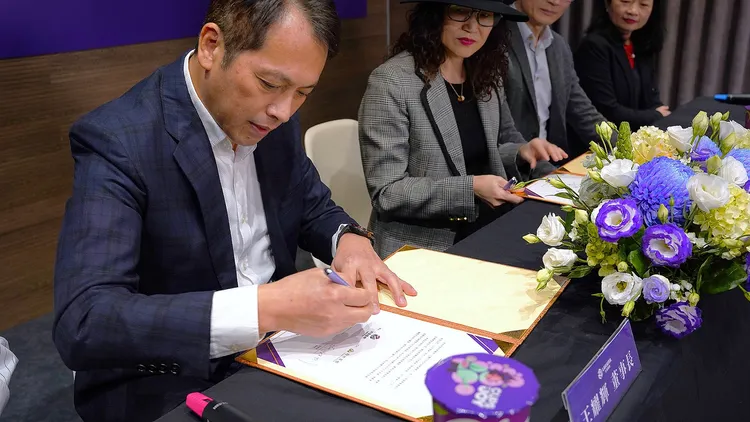 六角國際王耀輝董事長於簽約儀式上親自簽署併購協議。業者提供
