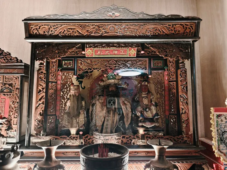 486先生PO出家裡供奉了數百年的城隍爺照片，暗示網友勿行惡。翻攝陳延昶臉書