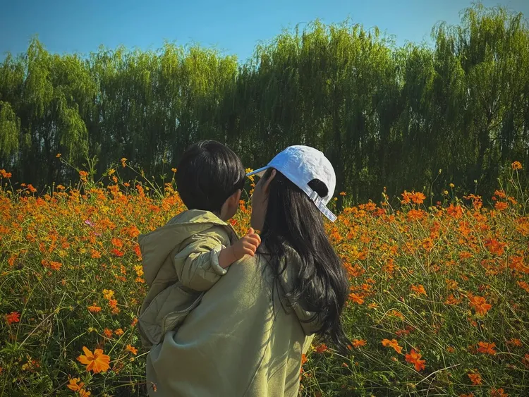 羅惠美2024年11月抱著兒子的背影，當時肚裡已有2寶。翻攝羅惠美IG