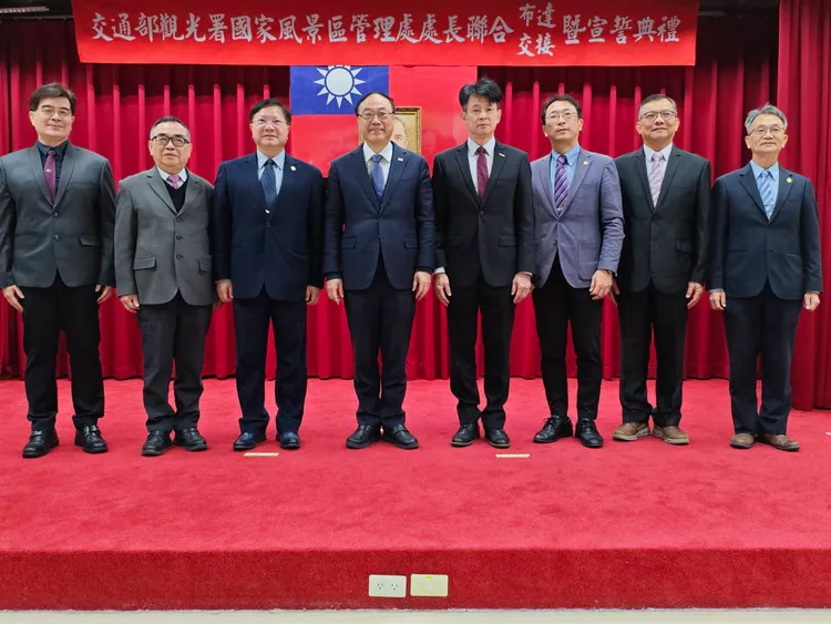 觀光署長周永暉（左起4）與7名國家風景區管理處新任處長合照。觀光署提供