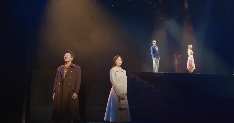 李奎炯（左）主演的音樂劇《愛的迫降》在韓國演出時，他還邀請金泰希到場觀賞。甲上娛樂提供