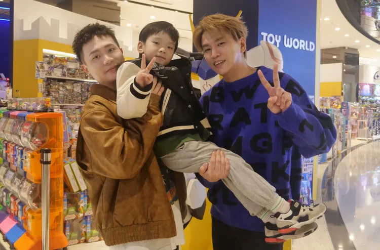 蕭秉治「爸」氣外露，幫阿弟照顧兒子豬寶。相信音樂提供