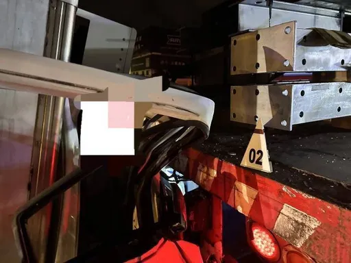 國1台中段小貨車追撞聯結車 車頭全毀!駕駛受困車內慘死